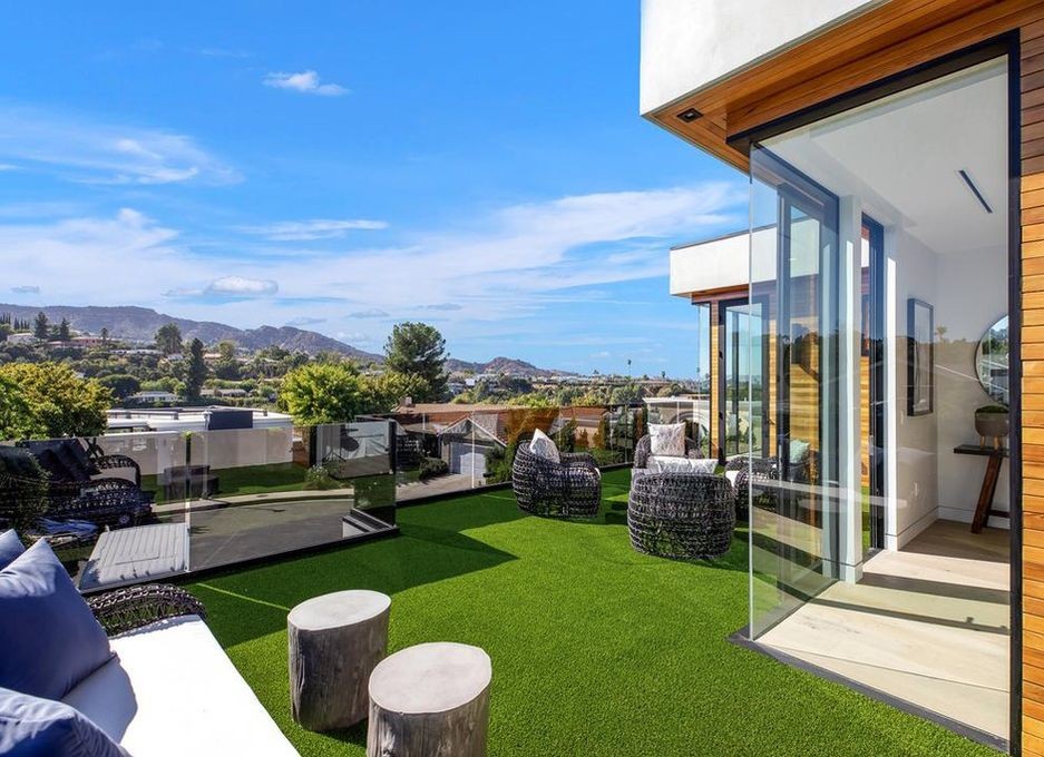 Side elevation in Encino with a glazed corner in Arcadia aluminum opening onto lawn and canyon views