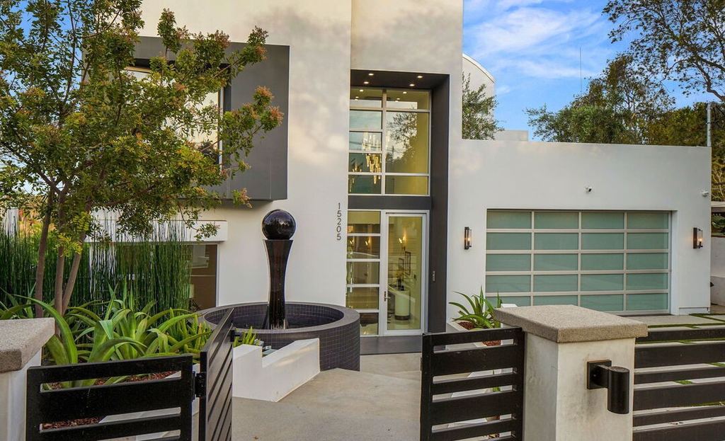 Front elevation and entry of a Pacific Palisades new-construction home with Arcadia aluminum glazing beside the entry door
