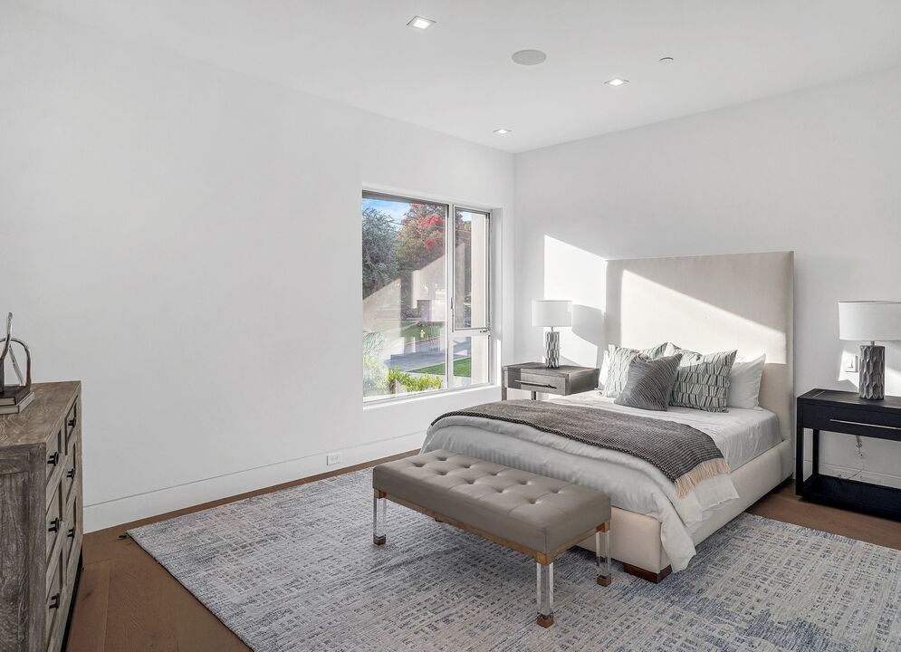 Bedroom in Pacific Palisades with a corner of Arcadia aluminum glazing bringing daylight across two walls