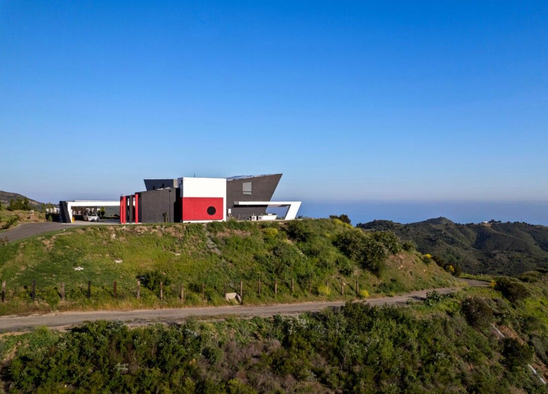 Hilltop modern residence with ocean and mountain views, Topanga Canyon new construction